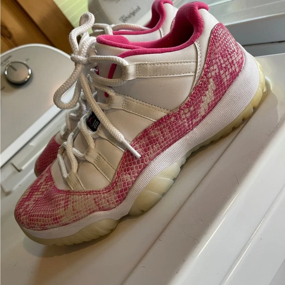 Hot pink Jordans - Picture 3 of 5